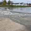 Die Baustraße am Ufer des Alten Hafens in Donauwörth ist in den Fluten des Flusses versunken.