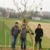 Bürgermeister Dietrich Binder (links), Willi Niedermeier und Caroline Seidl freuen sich über mehr Natur am Schönleiter Fuchsberg. 	 	