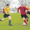 Im strömenden Regen kassierte Wechingen (in Rot) eine 0:2-Niederlage gegen den SV Lehmingen-Dornstadt.  