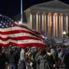 Menschen versammeln sich vor dem Obersten Gerichtshof der USA in Washington, um ihren Respekt für die Richterin Ruth Bader Ginsburg zu zeigen, die am Freitag gestorben ist. 
