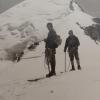 Gerd Wiedemann (links) und Ernst Romeser vor dem Gipfelanstieg zum Mont Blanc. Romeser ist einer derer, die auf der Generalversammlung der Krumbacher Ortsgruppe für 70 Jahre Mitgliedschaft geehrt werden.
