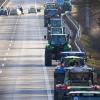 Bei Koblenz leiten Polizeibeamte protestierende Landwirte von der Autobahn ab.