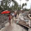 Überlebende eines Tsunami der sich nach einem Erdbeben ereignete laufen durch die Trümmer ihrer zerstörten Hauser in Pororogat auf der Insel Pagai in West-Sumatra