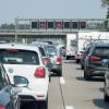 Weil die Inntalautobahn wegen eines Murenabgangs nur einspurig befahrbar ist, haben österreichische Behörden Blockabfertigung angeordnet. Stau gibt es auch auf deutscher Seite.