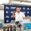 Fußballprofi Lukas Podolski vertreibt gemeinsam mit der Drogeriekette dm-„Strassen Kicker“-Duschgels und Deos. 