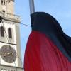 Trauerbeflaggung vor dem Augsburger Rathaus. 