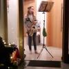 Alisa Hieber aus Gundelfingen spielt auf ihrem Saxofon „Jingle Bells“. Das Foto zeigt die Zehnjährige bei unserer Mitmach-Aktion vor der eigenen Haustür.  	
