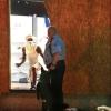 Ein Plünderer tritt in der US-Stadt St. Louis aus einem Geschäft - und sieht sich einem Polizisten mit Diensthund gegenüber.