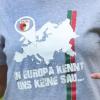 Das ist das T-Shirt mit dem Europa-Slogan. 	 	