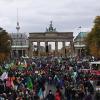 Demonstranten versammeln sich bei Protestaktionen der Klimaschutzinitiative «Fridays for Future» vor dem Brandenburger Tor.