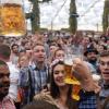 Ausgelassen feiern auf dem Oktoberfest: Wenn man mit Kollegen unterwegs ist, könnte das keine so gute Idee sein.  	