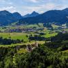 Luftaufnahme der Burgruinen Hohenfreyberg und Eisenberg im Allgäu.