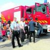 Zur Feier des Tages lud Bürgermeister Kandler die Kinder zur Fahrt in den Einsatzfahrzeugen der Feuerwehr inklusive Blaulicht und Sirene ein. Die Kleinen waren begeistert. Foto: Sandra Lepper