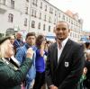 Auch FCA-Torhüter Mohamed Amsif war am Montag vor dem Rathaus ein begehrtes Fotomotiv.