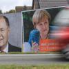 Die Wahlplakate der Bundeskanzlerin Angela Merkel (CDU, r) und des SPD-Kanzlerkandidaten Peer Steinbrück stehen  in Wolmirstedt (Sachsen-Anhalt) nebeneinander.