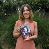 Die Fantasy-Autorin Stefanie Airen in ihrem Garten in Röfingen. Hier präsentiert sie ihr erstes Buch "Manipura - das Geheimnis der Seelenjuwelen".