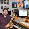 Fabian Weisenberger, Lehrer an der Musikschule, in seinem Studio zu Hause. Via Bildschirm und online gibt er wie seine Kollegen Unterricht. Im Bild die Schülerin Hanna, die Saxofon lernt.  	