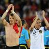 Die WM 2014 in Brasilien wird von ARD und ZDF übertragen. RTL und Sat.1 lehnten es ab, sich einige Spiele der Weltmeisterschaft zu sichern. Die Spiele der deutschen Mannschaft (im Bild: Bastian Schweinsteiger und Philipp Lahm) wären so oder so von den öffentlich-rechtlichen Sendern übertragen worden.