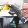 Franz Pietsch fährt seit 32 Jahren in Augsburg Taxi. Nun steht ein Umbruch bevor: Verkehrsminister Scheuer möchte den Taximarkt für private Anbieter wie „Uber“ öffnen.