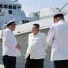 Diese undatierte Aufnahme soll Nordkoreas Machthaber Kim Jong Un (M) beim Besuch einer Marine-Einheit zeigen. Die Aufnahme wurde von der staatlichen nordkoreanischen Nachrichtenagentur KCNA zur Verfügung gestellt. Unabhängige Journalisten hatten keinen Zugang. Sein Inhalt kann deshalb nicht unabhängig verifiziert werden.