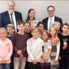 Kinder der Grundschule-Nord haben die Gäste mit Liedern unterhalten. Im Hintergrund Bürgermeister Karl Janson, die Leiterin der Einrichtung, Silke Echter, und Landrat Thorsten Freudenberger. 