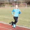 Läuferin Hannah Sassnink (hier im Landkreisstadion) stellte in Bad Füssing über zehn Kilometer eine neue Bestleistung auf. Die 32-Jährige wohnt seit Sommer in Aichach. Beim LC Aichach hat die gebürtige Münchnerin nicht nur zu alter Form zurückgefunden, sondern auch ihren Freund kennengerlernt. 