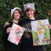 Jessica Hoffmann (links) und Vivian Christophel sind Teil der Manga-Gruppe in Königsbrunn. Hier präsentieren die beiden zwei ihrer Bilder. 