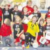 Strahlende Siegermannschaft beim Turnier um den „immoTopline-Cup“: Die Dasinger D1-Junioren mit ihren Trainern Jürgen Bittner und Rudolf Jedlicka. 