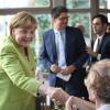 Stippvisite im Altenheim: Angela Merkel machte sich einen Eindruck von der Arbeit der Pfleger.