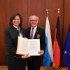 Bayerns Wirtschaftsministerin Ilse Aigner hat Leonhard Dunstheimer das Bundesverdienstkreuz am Bande überreicht.