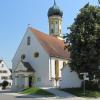 Auch das Umfeld der Kirche in Laugna wurde durch die Dorferneuerung verschönert.