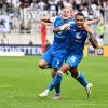 Rostocks Juan José Perea (r) traf in Elversberg gleich zweimal in der Nachspielzeit.