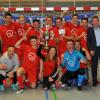 Der neue Futsal-Landkreismeister TSV Wertingen bejubelt seinen Titelgewinn – und die Offiziellen freuen sich mit. Alexander Jall sowie Alexander Lehmann vom Titelsponsor gratulierten ebenso wie Turnierleiter Franz Bohmann oder Schirmherr Landrat Leo Schrell.
