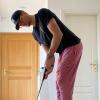 In der Wohnung übt Golf-Profi Sebastian Heisele das Putten. Seine Turniere sind wegen der Corona-Krise abgesagt.