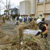 Arbeiter in Schutzkleidung beginnen am im Dezember 2017 in Futaba, Präfektur Fukushima,  mit den Dekontaminationsarbeiten auf dem radioaktiv belasteten Gelände.