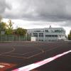 Ein rot-weißes Band sperrt derzeit den maroden Sportplatz vor dem Gymnasium ab. Die Schule soll ein neues Sportgelände bekommen. 	