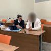 Der 22-Jährige sitzt mit seiner Anwältin auf der Anklagebank des Amtsgerichts München.