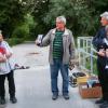 Wolfgang Gaus erklärt den Teilnehmern der Wanderung einige Details über das Leben der Fledermäuse. Er hat auch ein Modell dabei – falls die Gruppe an diesem Abend keines der Tiere zu Gesicht bekommen sollte.