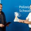 Polizeipräsident Michael Schwald (rechts) bedankte sich persönlich bei Thomas Schneider aus Graisbach. 