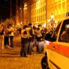 Polizei und Sicherheitsdienst waren auf der Maximilianstraße stark vertreten. Immer wieder mussten sie auch eingreifen.