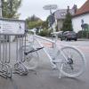 Das "Geisterrad", das an den tödlichen Unfall Anfang August erinnert, steht inzwischen am Fahrradständer der Katharinenapotheke.