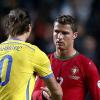 Nach dem Spiel gratuliert Schweden-Star Zlatan Ibrahimovic Portugals Siegtorschützen Cristiano Ronaldo.