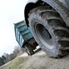 Ein Traktorfahrer ist mitsamt Gefährt und Ladung an einer Leitung hängen geblieben.