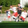 Der SV Mering (weiße Trikots) hat Geretsried im Auswärtsspiel am Freitagabend klar geschlagen. 	