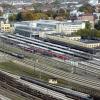 Ein Blick auf den Hauptbahnhof vom Hotelturm aus: In der Bildmitte links liegt die Baustelle für den Bahnhofstunnel im Bereich der Gütergleise, rechts liegt das Bahnhofsgebäude mit Bahnsteigen. 