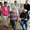 Der Krankenpflegeverein Burgau geht im Bereich der Demenzpflege neue Wege und setzt auf die Nutzung von VR-Brillen. Pflegedienstleiterin Nicole Keil (Dritte von links) und Geschäftsführer Josef Knöpfle (rechts) sind überzeugt und sehen therapeutische Ansätze.