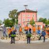 Die Aktion „Unser Landkreis blüht auf“ startet auch im Landkreis Dillingen. Vorne in der Mitte sind (links) Oberbürgermeister Frank Kunz und (rechts) Landrat Leo Schrell am Kreisel beim Dillinger Bahnhof zu sehen.  	