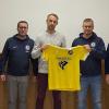 Abteilungsleiter Sebastian Heindl (links) präsentiert das neue Trainerduo des SV Ehingen/Orlfingen mit Reinhold Armbrust und Patrick Sellner. 	