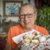 Christine Müller aus Landsberg mit ihren Topfentascherln. Das Rezept aus einem Tiroler Kochbüchlein hat die 67-Jährige verfeinert.  	