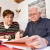 Otto und Karin H. in ihrer Schwabinger Wohnung. Nach der Ankündigung einer drastischen Mieterhöhung hat das Ehepaar Angst, im hohen Alter ausziehen zu müssen. 